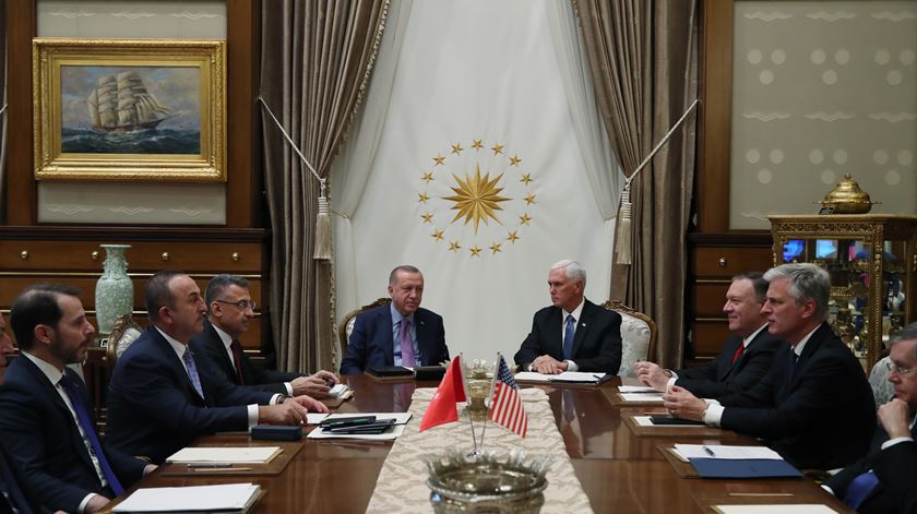 Pence foi a Ancara discutir fim da ofensiva turca no nordeste da Síria. Foto: Presidência turca via Reuters