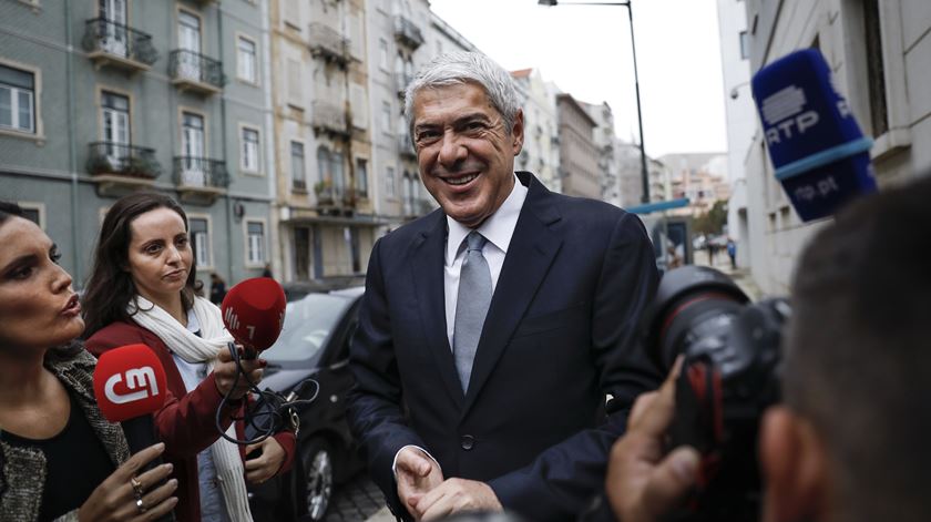 José Sócrates, na chegada ao terceiro dia de interrogatório da instrução da Operação Marquês, em Lisboa. Foto: EPA/Rodrigo Antunes