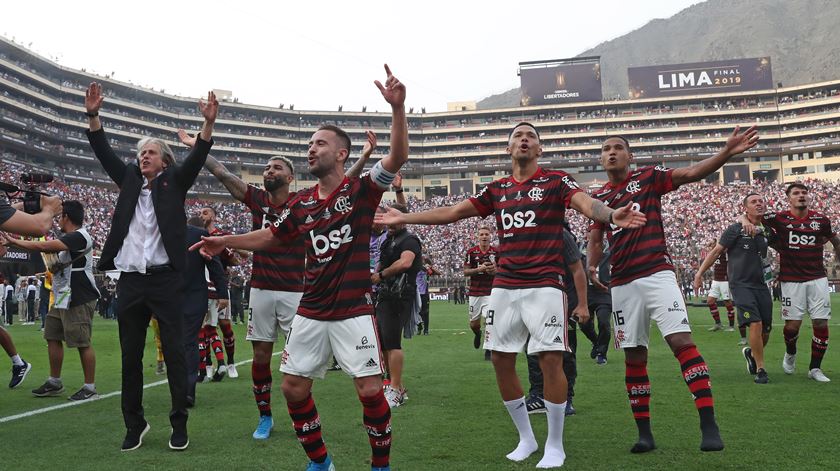 Jorge Jesus a festejar a conquista da Libertadores. Foto: Antonio Lacerda/EPA