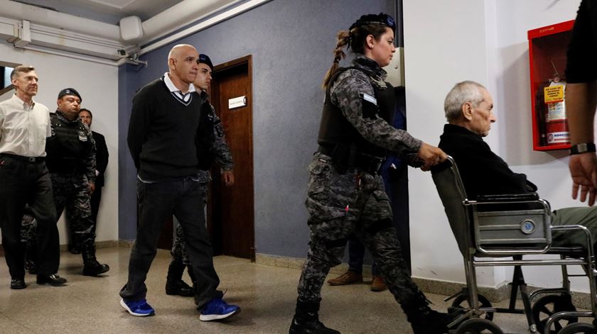 Padre Horacio Corbacho (à esquerda), Armando Gomez e padre Nicola Corradi condenados por abusos. Foto: Diego Pares/EPA