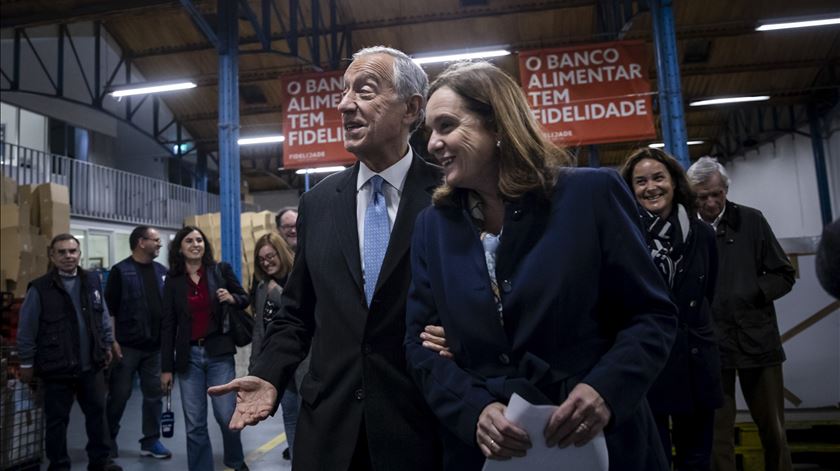 Marcelo Rebelo de Sousa e Isabel Jonet durante uma visita ao Banco Alimentar de Lisboa. Foto: José Sena Goulão/Lusa