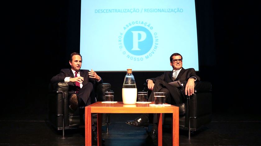 O presidente da Câmara Municipal do Porto, Rui Moreira, acompanhado pelo presidente da Câmara Municipal de Lisboa, Fernando Medina, nas Conversas à Porto, promovidas pela Associação Cívica – Porto, o Nosso Movimento, sobre o tema “Descentralização/Regionalização". Foto: Estela Silva/Lusa