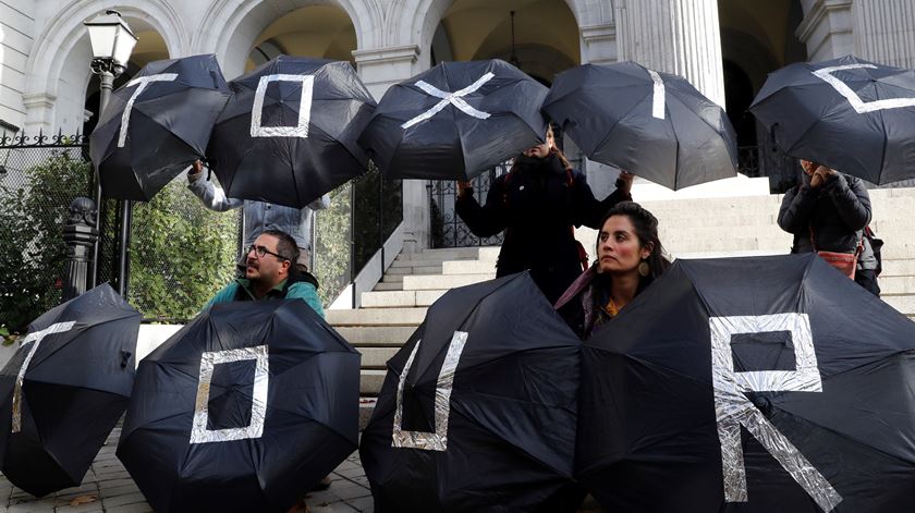 Protesto de ativistas em frente à Bolsa de Valores de Madrid, esta quinta-feira, no âmbito da chamada "toxic tour". Foto: EPA/Ballesteros