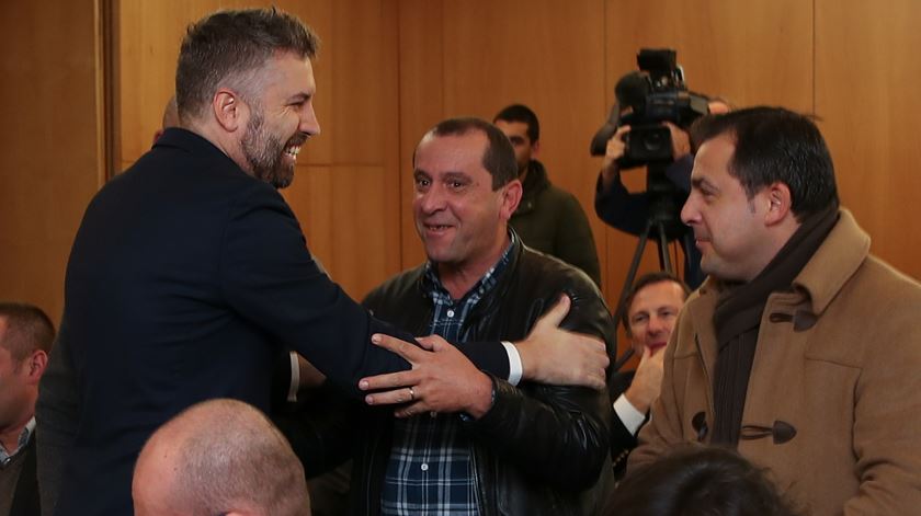 Pedro Nuno Santos, ministro das Infraestruturas e da Habitação, cumprimenta Francisco São Bento, presidente do sindicato Sindicato Nacional dos Motoristas de Matérias Perigosas, e Anacleto Rodrigues, porta-voz do SIMM, durante a cerimónia de assinatura do acordo-quadro do setor do transporte rodoviário de mercadorias. Foto: Manuel de Almeida/Lusa