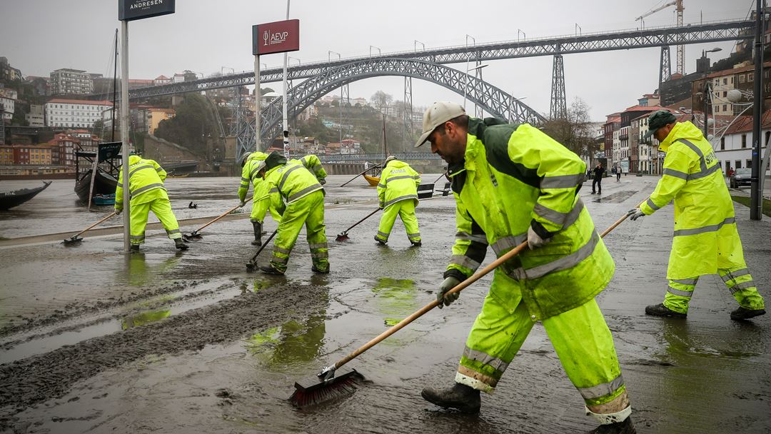 Limpezas após inundações na Ribeira do Porto. Foto: José Coelho/Lusa