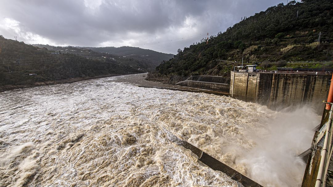 Dezasseis barras estavam hoje de manhã encerradas à navegação, sobretudo no Norte do país e no Algarve, e outras sete estavam condicionadas, de acordo com a Autoridade Marítima Nacional. Foto: Octávio Passos/Lusa