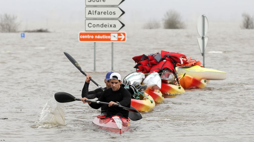 Inundações provocadas pela subida da água do rio Mondego nos campos do Baixo Mondego, devido à chuva e mau tempo, em Montemor-o-Velho. Foto: Paulo Novais/Lusa