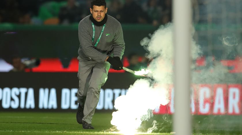 Adeptos lançam tochas para o relvado no Sporting - Benfica Foto: Manuel de Almeida/Lusa