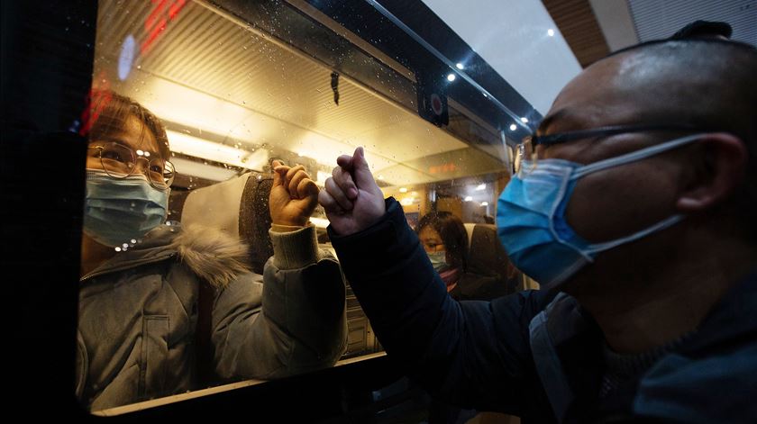 Pessoal médico de partida para ajudar a combater surto em Wuhan. Foto: EPA