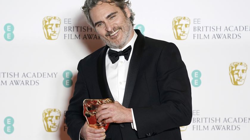 Joaquin Phoenix recebeu o prémio de Melhor Actor na última cerimónia dos Bafta. Foto. Will Oliver/ EPA