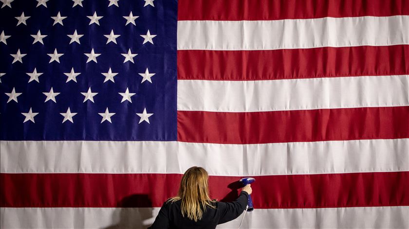 Preparativos para diretas democratas em universidade de Des Moines, capital do Iowa. Foto: Gary He/EPA