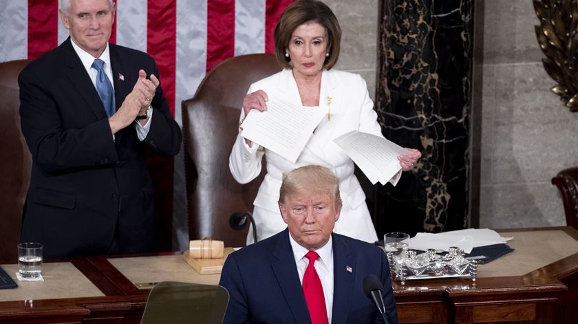 Líder dos democratas na Câmara dos Representantes diz que decisão de Trump "mostra que a Casa Branca está uma balbúrdia". Foto: Michael Reynolds/EPA