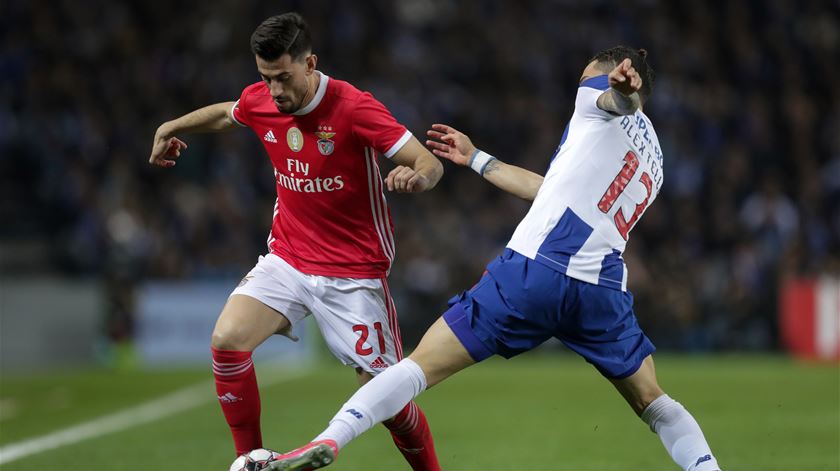 Pizzi e Alex Telles. Foto: Estela Silva/Lusa