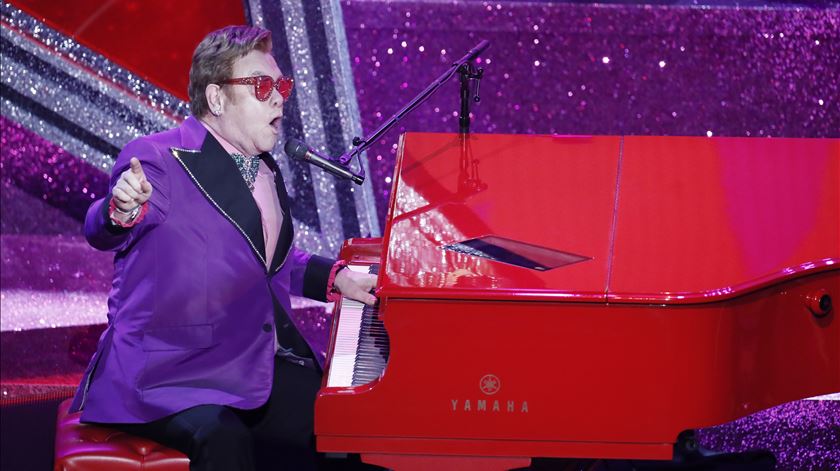 Elton John indisponível para atuar na coroação de Carlos III