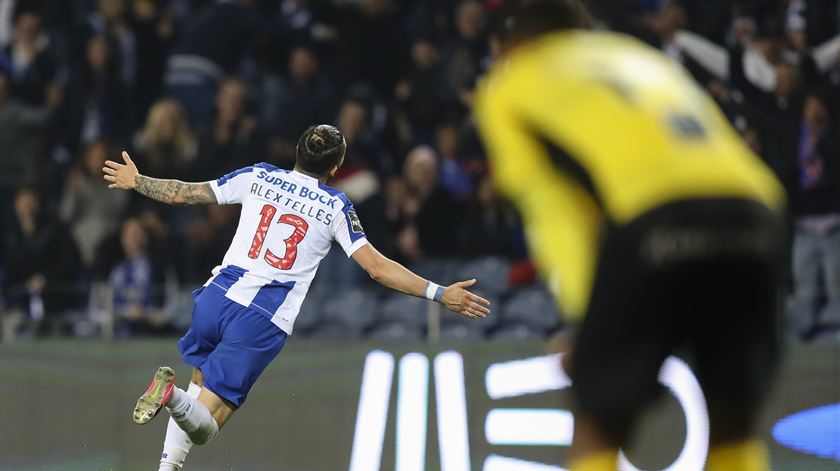 Alex Telles termina contrato com o FC Porto em 2021 e é pretendido pelo PSG Foto: José Coelho/EPA