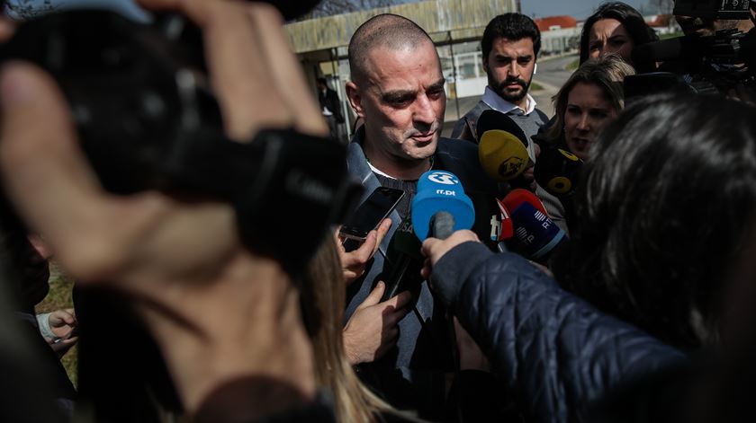 Fernando Mendes também prestou declarações à porta do tribunal de Monsanto. Foto: Lusa