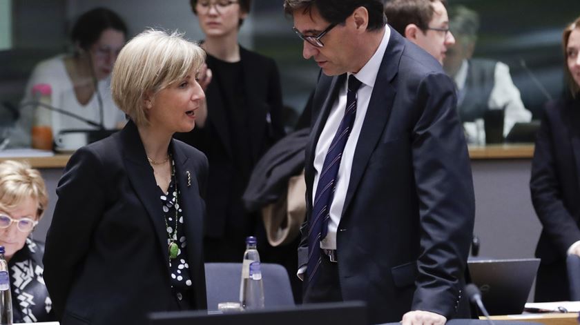 Marta Temido com o homólogo espanhol, Salvador Illa, em Bruxelas. Foto: Olivier Hoslet/EPA