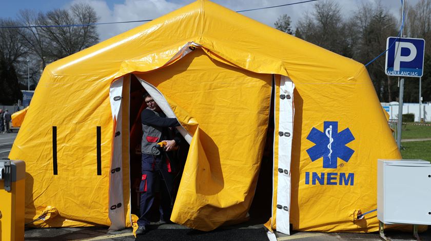 Decidir quem vive e quem morre? Com a Covid-19 para já não, mas é essa a "realidade habitual" das equipas médicas