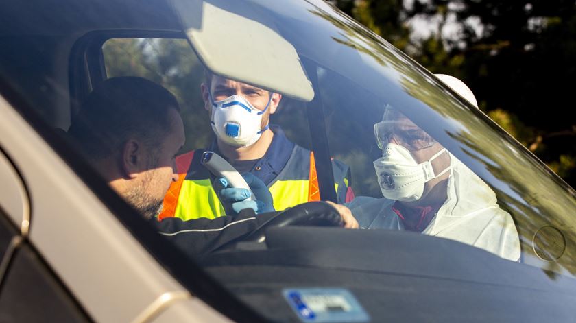 Controlos de saúde já estão a ser feitos em várias fronteiras terrestres da Europa como entre a Hungria e a Eslovénia, durante o surto de Covid-19. Foto: Gyorgy Varga/EPA