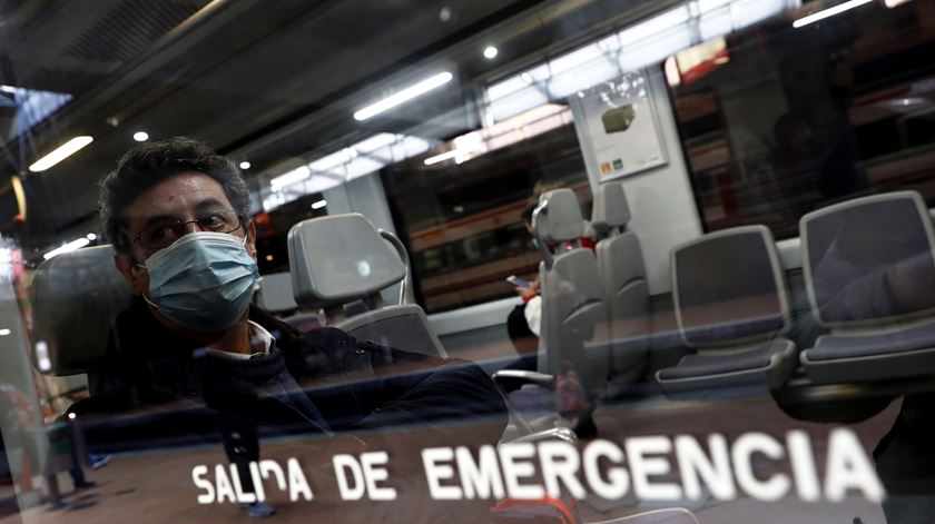 Passageiro de comboio com máscara Foto: EPA