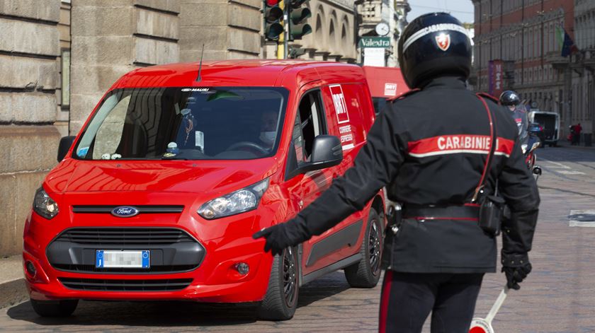 Carabinieri inspecionam veículos na Piazza delle Scala em Milão. Foto: Marco Ottico/EPA