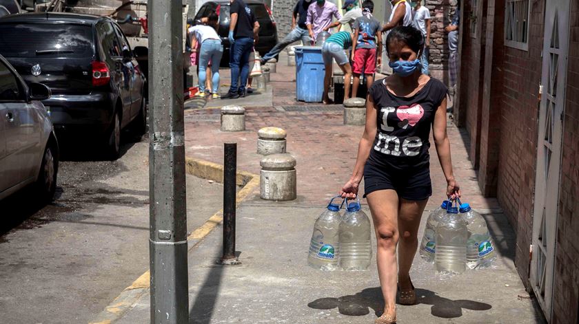 Para além da pandemia, a Venezuela lida com uma grave crise social e económica. Foto: Rayner Peña/EPA