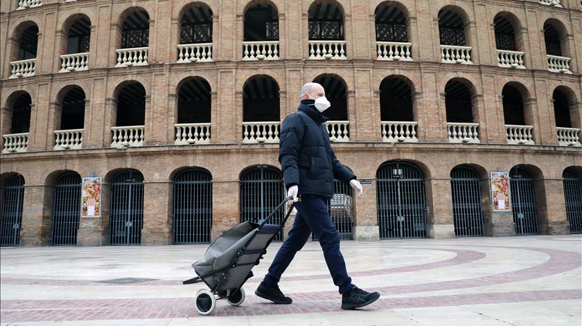 Espanha é um dos países que tem registado os piores números diários de novas infeções por Covid-19 em toda a Europa. Foto: Ana Escobar/EPA