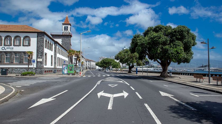 Avenida Marginal de Ponta Delgada vazia durante estado de emergência. Foto: Eduardo Costa/Lusa