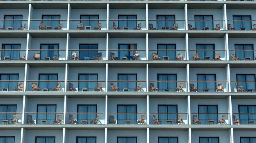 Turista apanha sol na varanda de um hotel em Ponta Delgada, ilha de São Miguel, Açores, durante o estado de emergência e pandemia de coronavírus. Foto: Eduardo Costa/Lusa