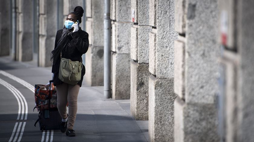 Deve continuar a evitar sair de casa; quando o fizer, não se esqueça de se proteger e manter distância dos outros. Foto: Laurent Gillieron/EPA