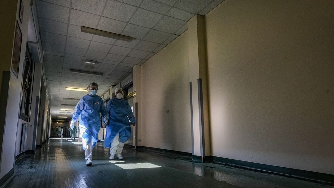 O “burnout” representa um risco não só para o próprio profissional de saúde mas também para os seus colegas.  Foto: Andrea Fasani/EPA