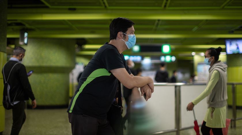 homem com máscara em Hong Kong, onde a vida começa a regressar à normalidade mas a distância social continua (06/04/2020) Foto: Jerome Favre/EPA