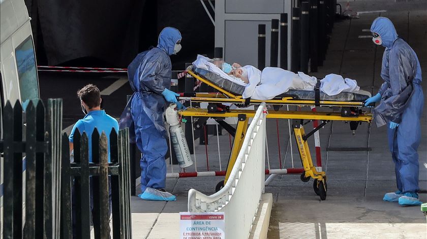 Uma idosa dá entrada nos serviços destinados aos infetados pela Covid-19 no Hospital Central do Funchal Dr. Nélio Mendonça. Foto: Homem de Gouveia/Lusa (arquivo)