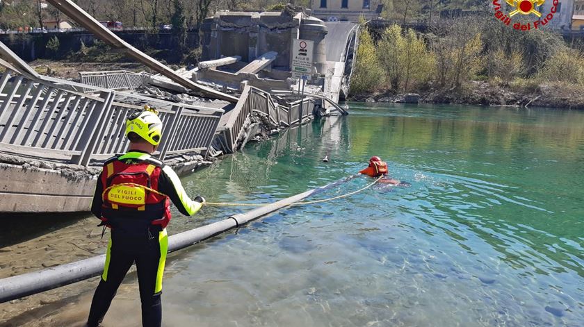 Ponte ligava Santo Stegano Magra a Albiano, no município italiano de Aulla. FOto: Vigil del Fuoco/EPA