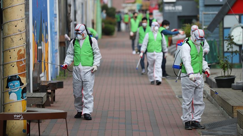 Funcionários desinfetam as ruas de Daegu. Foto: Yonhap/EPA