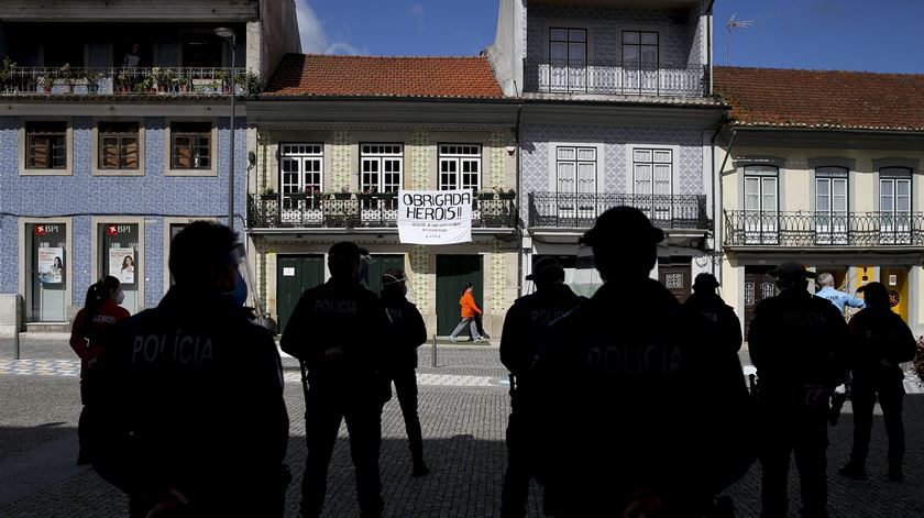 Cartaz agradece aos profissionais de saúde e de segurança em Ovar. Foto: José Coelho/Lusa