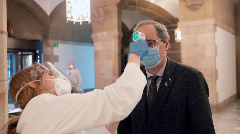 O presidente da Generalitat, que não avançou números específicos, tomou a decisão depois de terem sido detetados nove focos ativos de covid-19. Foto: Job Vermeulen/EPA