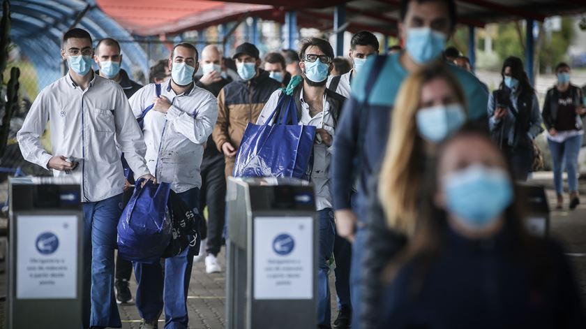 Trabalhadores da Autoeuropa usam máscaras à saída da fábrica na véspera do regresso parcial à produção, em Palmela, 27 de abril de 2020. Foto: Mário Cruz/Lusa