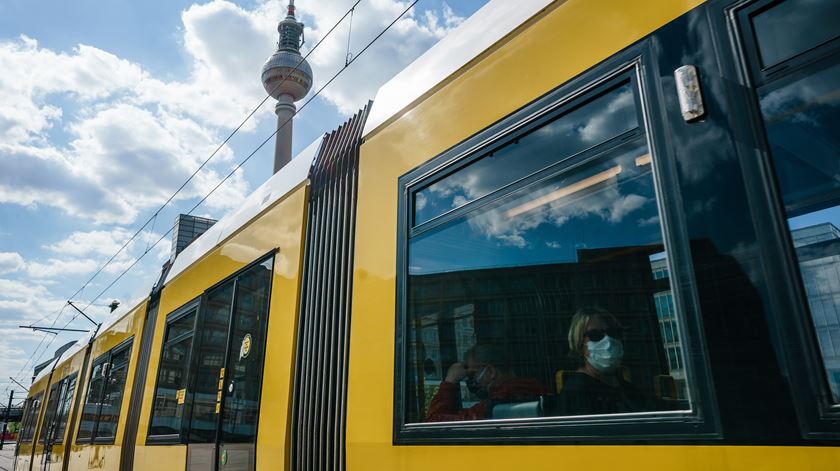 Máscaras passam a ser obrigatórias nos transportes em Espanha. Foto: Clemens Bilan/EPA