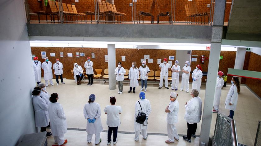 Médicos em Espanha numa reunião matinal antes de visitas ao domicílio (30/04/2020) Foto: Quique Garcia/EPA