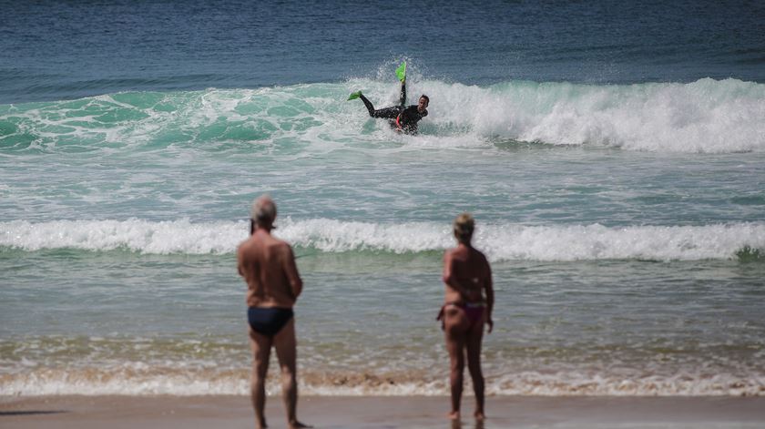 Bodyboard sim, jogar à bola e raquetes não. Foto: Mário Cruz/Lusa