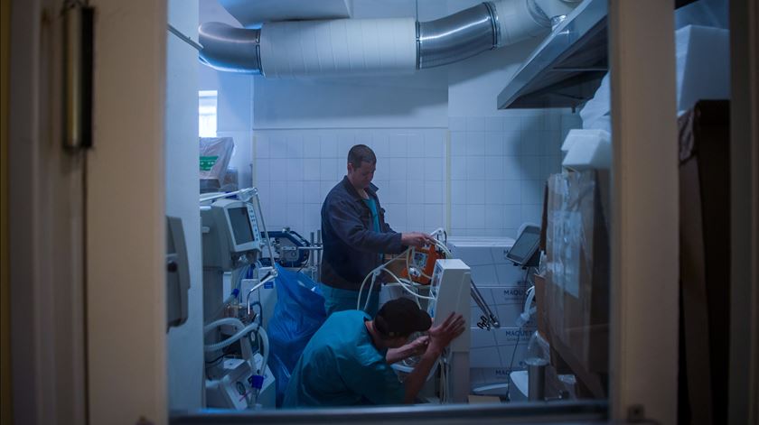 Os ventiladores são essenciais para tratar os casos mais graves de Covid-19. Foto: EPA