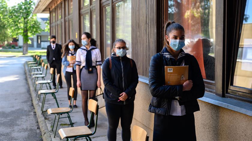 Alunos só devem voltar para a escola em casos de baixo contágio. Foto: Tamas Vasvari/EPA