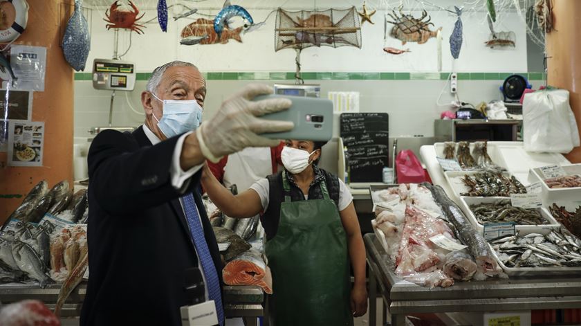 Não há beijinhos nem abraços, mas há "seilfies". Com máscara. Foto: Rodrigo Antunes/Lusa