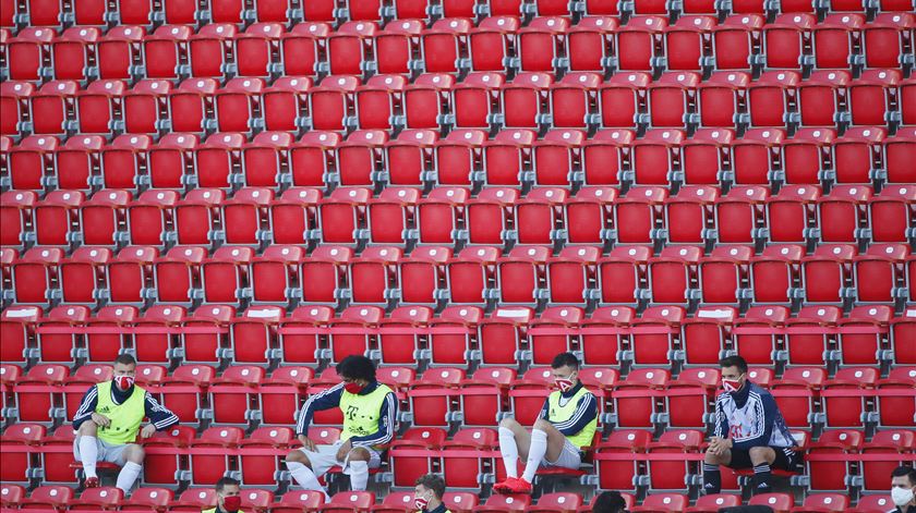 Bundesliga terminou despida de alguns dos adeptos mais fervorosos do mundo. Foto: Hannibal Hanschke/EPA Bundesliga terminou despida de alguns dos adeptos mais fervorosos do mundo. Foto: Hannibal Hanschke/EPA
