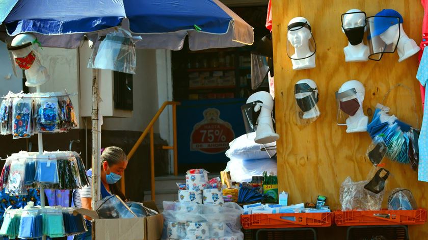 Máscaras e viseiras à venda na Cidade do México. Foto: Jorge Nunez/EPA