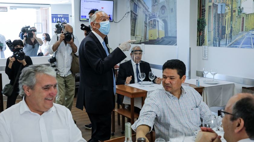 Marcelo almoça num restaurante na segunda fase de desconfinamento. Foto: Miguel A. Lopes/Lusa