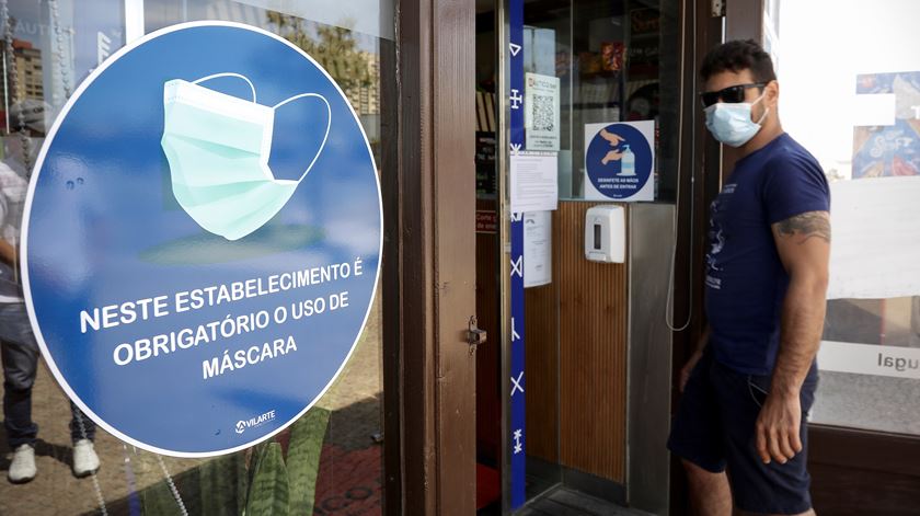 Onde guardar a máscara entre utilizações na rua? Foto: Manuel Fernando Araújo/Lusa