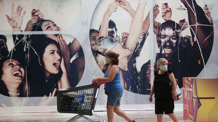 Tecnologia ‘click & collect’ para fazer compras remotamente e levantá-las no parque de estacionamento com faixas de entrega rápidas é uma das medidas da gestão do centr comercial. Foto: Tiago Petinga/Lusa 