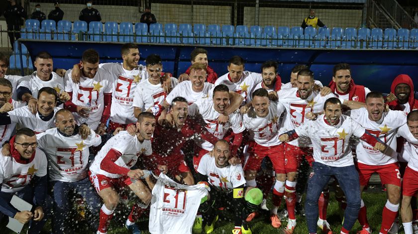 Estrela Vermelha, tri-campeão. Foto: Andrej Cukic/EPA Estrela Vermelha, tri-campeão. Foto: Andrej Cukic/EPA